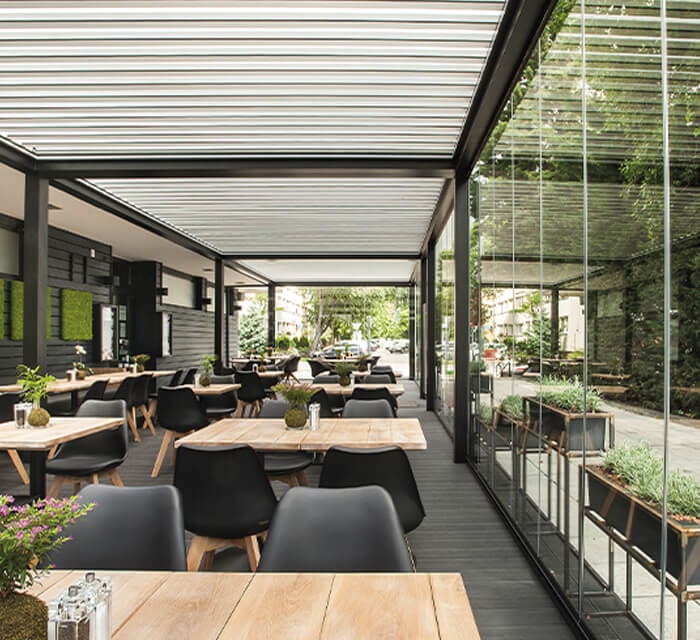 Pergola bioclimatica con illuminazione LED su terrazzo panoramico in Puglia — VetratePremium